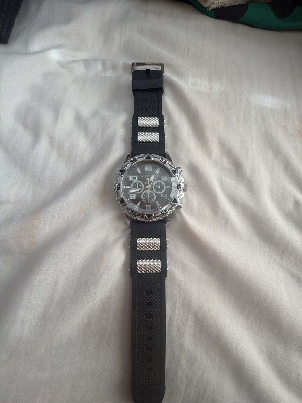 Mony Dragon Men's Black Silicone Strap Chunky Quartz Wristwatch with Silver Beze